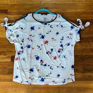 🩵🩷 Lovely Ivanka Floral Blouse 🩷🩵